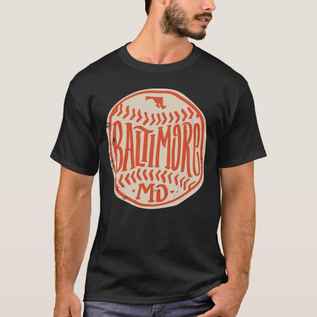 Baltimore Maryland Hand-Drawn Baseball Typography T Shirt (Framsida)