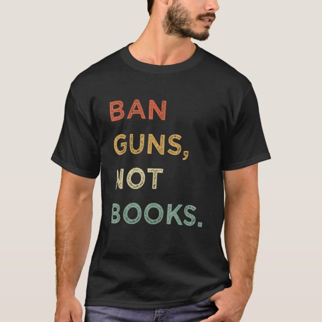 Ban Guns Not Bokar Retro Read Banned Bokar Älskare T Shirt (Framsida)