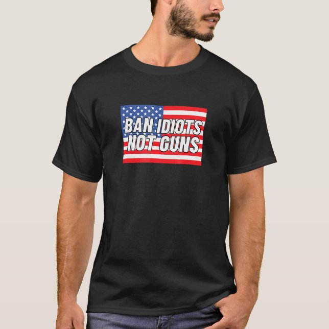 Ban Idiots Not Guns American Flagga T Shirt (Framsida)