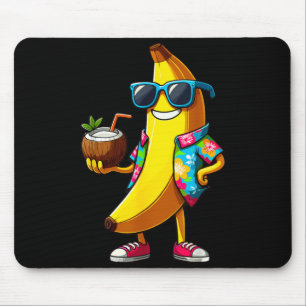 Banan som använder solglasögon dricker kokosnöt so musmatta