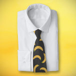 Banana Slips<br><div class="desc">En svart hals är knuten till en mönster av bananer för älskare av denna gult frukt. Det skulle också kunna ge en underbar gåva till en vän!</div>