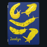 Banana Slugs Gult och Blue Personlig iPad Pro Skydd<br><div class="desc">Skydda din iPad i stil med den här personligen. Den visar exempel på banansultar i en ljusstark solig gult som ställs mot royalets blå bakgrund,  och är redo som ska vara personlig med en namn i gultens skriptbokstäver.</div>