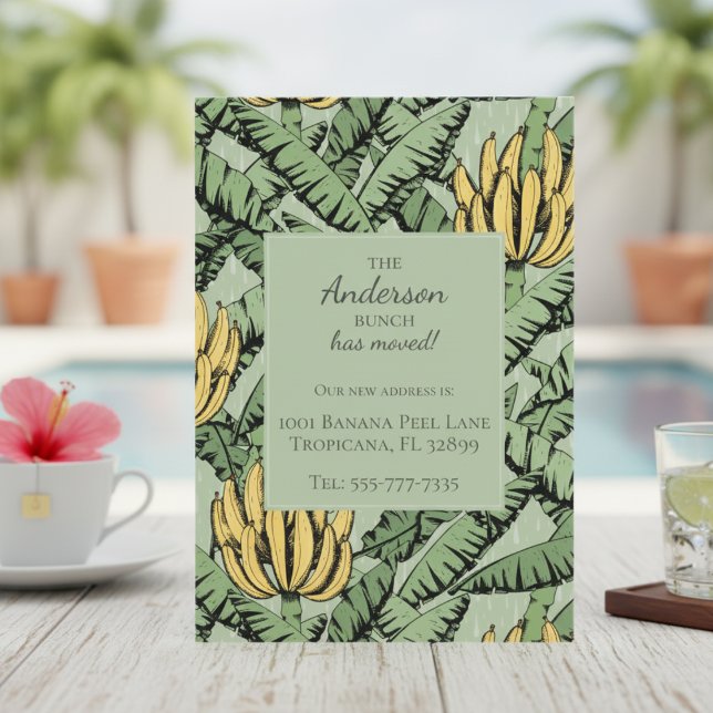 Bananbäckenkort för Ny adress Flytta Anteckningskort (Modern We've Moved New Address Card. Chic Tropical Yellow Banana Bunch & Leaves Pattern in Green)