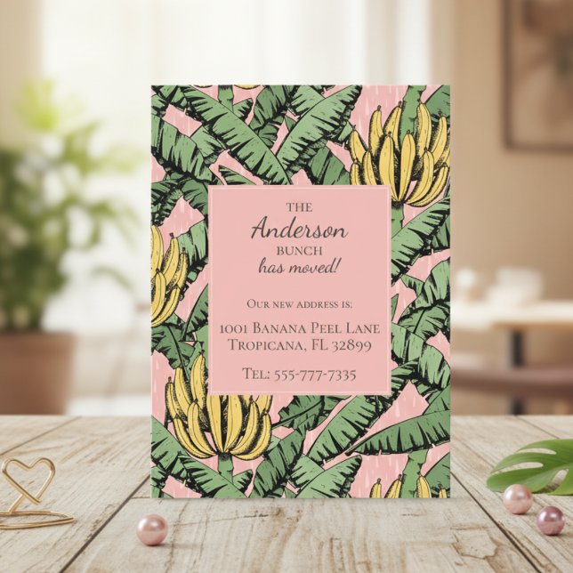 Bananbäckenkort för Ny adress Flytta Anteckningskort (Modern We've Moved New Address Card. Chic Tropical Yellow Banana Bunch & Leaves Pattern in Pink)