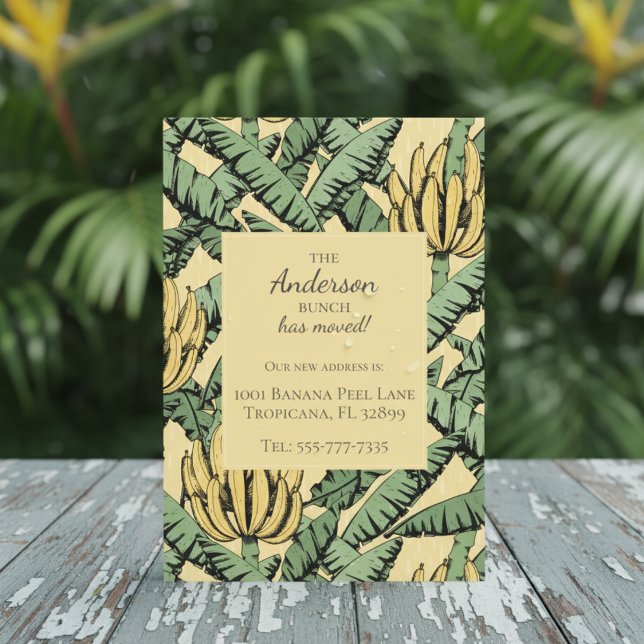 Bananbäckenkort för Ny adress Flytta Anteckningskort (Modern We've Moved New Address Card. Chic Tropical Yellow Banana Bunch & Leaves Pattern in Yellow)