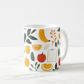 Bananer, äpplen och apelsinskivor. kaffemugg