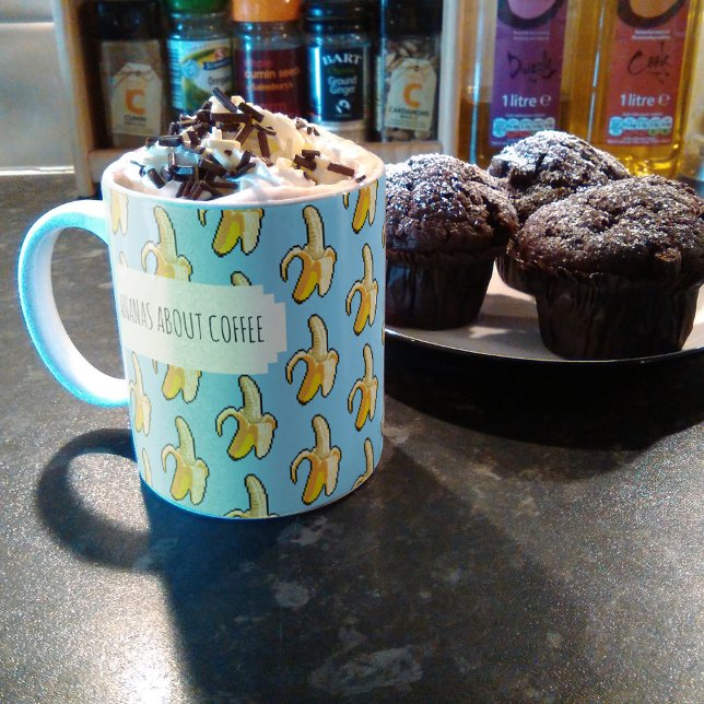 Bananer om kaffe Himmel Blue Background Bananas Kaffemugg (Skapare uppladdad)