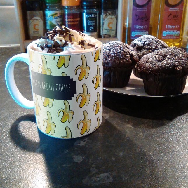 Bananer om kaffevitbasbananer kaffemugg (Skapare uppladdad)