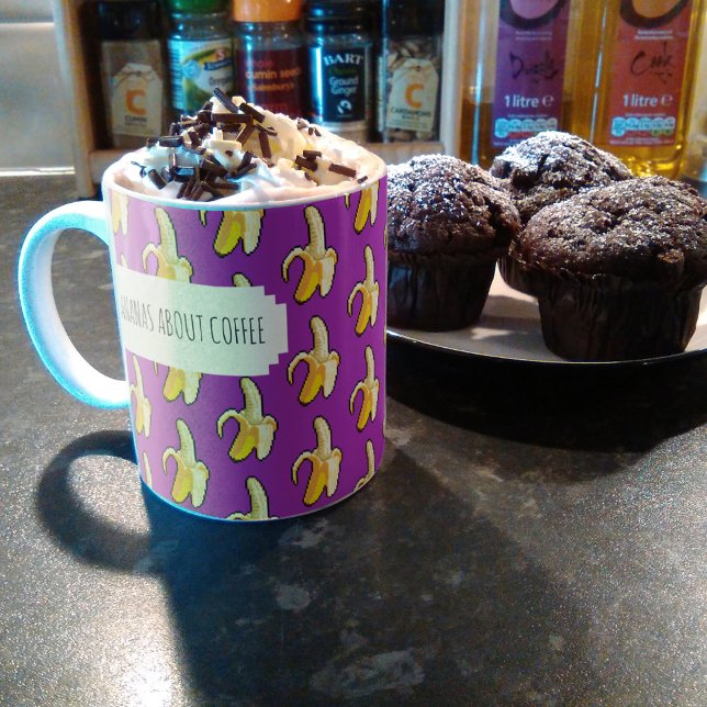 Bananer om Lila av kaffe Bakgrundsbananer Kaffemugg (Skapare uppladdad)