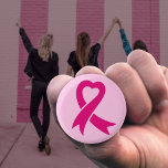 Band för ökad medvetenhet om bröstcancer knapp<br><div class="desc">Det rosa bandet har blivit en universell symbol för bröstcancer,  som ökar medvetenheten,  stöder och för solidaritet mellan kvinnor.</div>