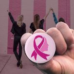 Band för ökad medvetenhet om bröstcancer knapp<br><div class="desc">Det rosa bandet har blivit en universell symbol för bröstcancer,  som ökar medvetenheten,  stöder och för solidaritet mellan kvinnor.</div>