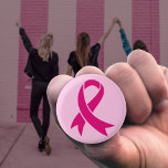 Band för ökad medvetenhet om bröstcancer knapp<br><div class="desc">Det rosa bandet har blivit en universell symbol för bröstcancer,  som ökar medvetenheten,  stöder och för solidaritet mellan kvinnor.</div>