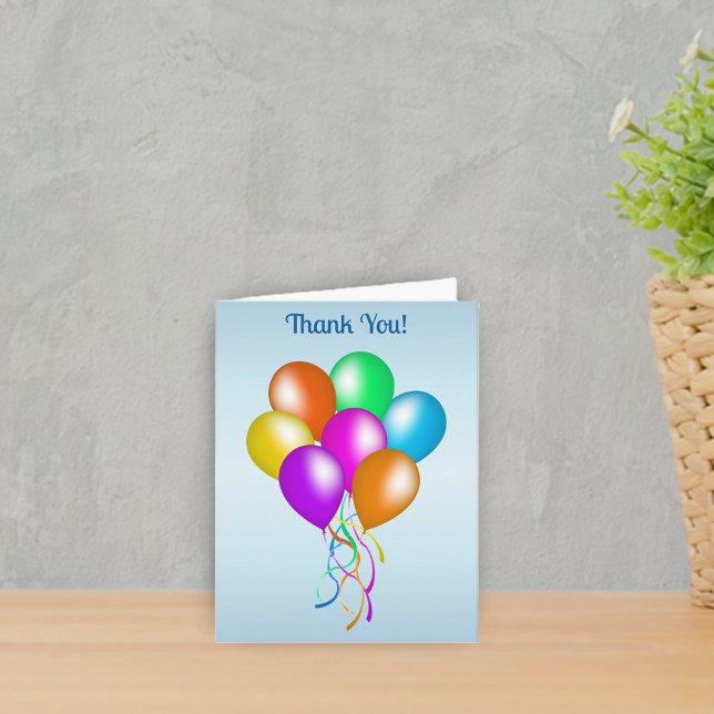 Band med ljusfärgstarka bubblor med Rosett band Tack Kort (Bunch bright colourful balloons with hanging matching ribbons on light blue Thank You card.)