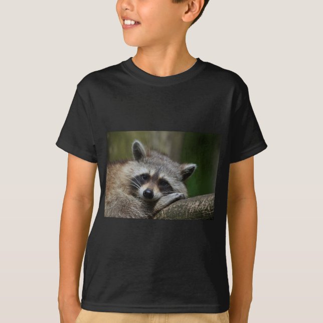 Bandit vid Rest Cute Raccoon Tee Shirt (Framsida)