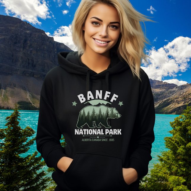 Banff Canada Souvenir – Wild Bear in Pine Forest  T Shirt (Skapare uppladdad)