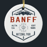 Banff National Park Canada Vintage Distress Julgransprydnad Keramik<br><div class="desc">Banff National Park Distress Badge med unik parktemamodell för mönstret löv. Parken är Kanadas första nationalpark och ingår i det kanadensiska Rocky Mountain Parker UNESCO World Heritage Site.</div>