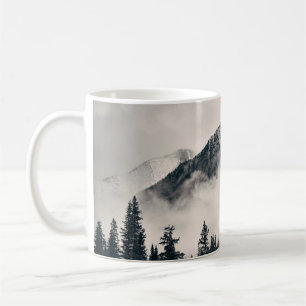 Banff nationalparksskumma berg och skogar i kaffemugg