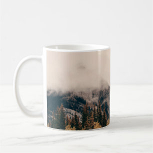 Banff nationalparksskumma berg och skogar i kaffemugg