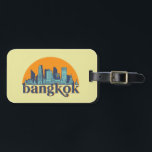 Bangkok Thailand Retro City Skyline Cityscape Art Bagagebricka<br><div class="desc">Vintage- och reflexritorier med vackra skyliner,  attraktion och cityscape-konst. Coola skyscraper och byggnad silhuette illustrerar handelsvara för turister och resenärer. Perfekt som souvenir att ta med sig hem när man reser. Spara minnet av din resa och semester med familj och vänner. Bakgrunden till färg kan anpassas till färg.</div>