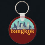 Bangkok Thailand Vintage City Skyline Cityscape Nyckelring<br><div class="desc">Vintage- och reflexritorier med vackra skyliner, attraktion och cityscape-konst. Coola skyscraper och byggnad silhuette illustrerar handelsvara för turister och resenärer. Perfekt som souvenir att ta med sig hem när man reser värld runt. Spara minnet av din resa och semester med familj och vänner. Bakgrunden till färg kan anpassas till färg....</div>