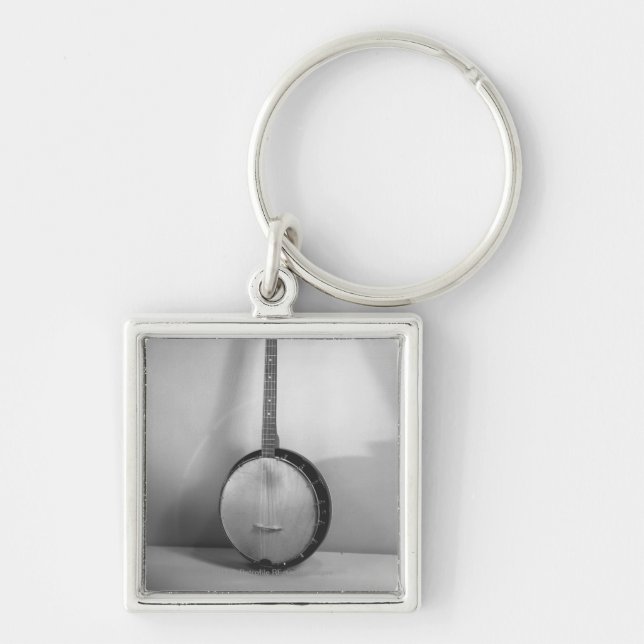 Banjo B&W Fyrkantig Silverfärgad Nyckelring (Framsidan)