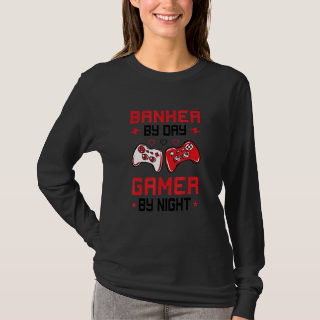 Banker By Day Gamer By Night Bank Clerk Finance Ca T Shirt (Framsida)