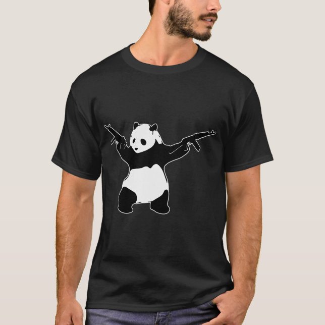 Banksys Panda Holding Assault Rifles T Shirt (Framsida)
