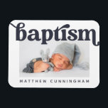 Baptism Modern fet, enkel foto-Tack Magnet<br><div class="desc">Den här enkla och klassiska designen består av serif-typografi och lägger till ett anpassningsbar-foto. Den här utformningen är modern,  chic,  lekfull och roligt.</div>