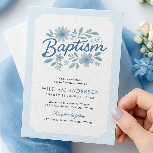 Baptisminbjudan för blå Blommigt till Pojke Inbjudningar (Elegant baptism invite with blue florals, hand-held with envelope and ribbon accent

)