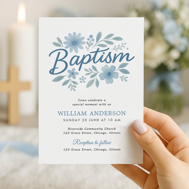 Baptisminbjudan för blå Blommigt till Pojke Inbjudningar (Hand holding blue floral baptism invite with candlelight – soft and spiritual boy design)