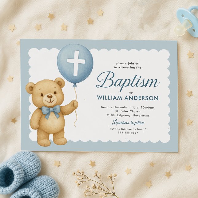 Baptisminbjudan till nalle Blegon Baptism Inbjudningar (Adorable teddy bear baptism invite in a soft-blue theme, featuring cross and scalloped edges.)