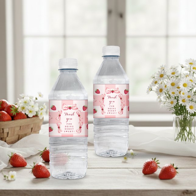 Bär Första Födelsedag Jordgubbsröd Ginghamrosetter Vattenflaskor Etikett (Berry First Birthday Strawberry Red Gingham Bows Water Bottle Label)
