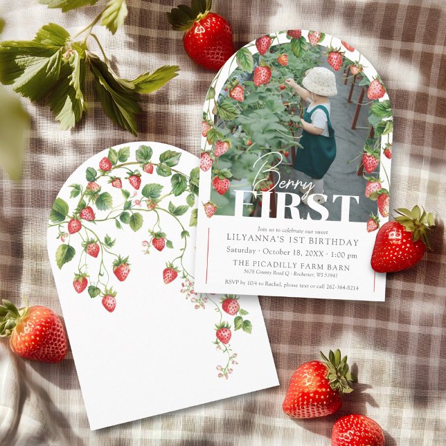 Bär Första Jordgubb Foto 1:a Födelsedagsfest Inbjudningar (Modern Berry First watercolor strawberry fruit photo arch boho chic girl 1st birthday invitation)