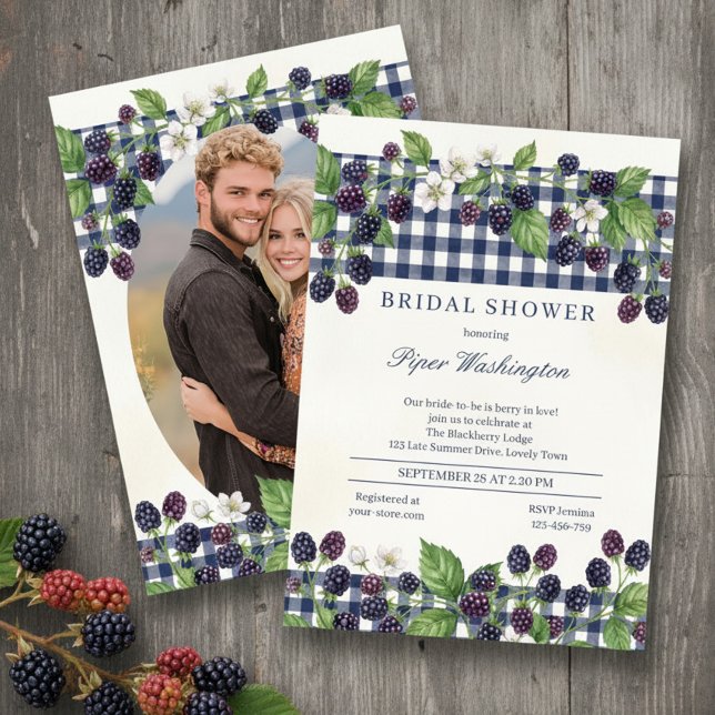 Bär i kärlek Bröllopsdusch för svarta vinbär i rut Inbjudningar (Bridal Shower invitation with custom photo, fruity blackberries and blue gingham by Darling & May)