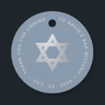 Bar Mitzvah dammgrå & falskt silver davidstjärna Gåvor Etiketter<br><div class="desc">En dammig blå och silver design för en judisk pojkes bar mitzvah. Designen har i mitten en falsk guld folie davidstjärna. Runt det finns välvd text i ljust grå versaler: ovanför en tacksamhetsmeddelande med namnet och tillfället: "Tack för att du kom till [Namn]s Bar Mitzvah", under datumet. Bakgrunden är dammig...</div>