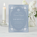 Bar Mitzvah Dammig Blå Falskt Silver Elegant Vinta Inbjudningar<br><div class="desc">Denna eleganta dammiga blå och silver bar mitzvah-inbjudan med vintage-känsla har en utsirad falsk silverfolierad ram med eleganta barocka silvergrå dekorationer på en dammig blå bakgrund. Ovanför texten finns en davidstjärna i falskt silverfolie. Med undantag för tillfället "Bar Mitzvah", som också är i falskt silver, kan all text anpassas och...</div>