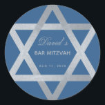 Bar Mitzvah Davids stjärna Klassisk blå falsk silv Runt Klistermärke<br><div class="desc">Det finns en stor davidstjärna av falskt silverfolie på en klassisk blå bakgrund. Texten inuti är grå. Barnets namn är skrivet med en elegant kalligrafisk stil.</div>