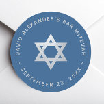 Bar Mitzvah Davidsstjärna Klassisk Blå Falskt Silv Runt Klistermärke<br><div class="desc">En enkel men elegant blå och silver religiös design med en falsk silverfolie Davidsstjärna i mitten,  lämplig för en judisk pojkes bar mitzvah. Runt stjärnan finns välvd text i ljust grå versaler: i den övre delen namnet och tillfället,  i den nedre delen datumet. Bakgrunden är klassisk blå.</div>