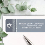 Bar Mitzvah Djärv Grå Silver Tallit Returadress Etikett<br><div class="desc">Var stolt, gläd dig och fira denna milstolpe för din favorit Bar Mitzvah när du använder denna coola, unika, moderna, personliga returadressetikett! Fet, vit och ljusgrå typografi, en vit David-stjärna och en mjuk grå och silver glitterrandig tallit inspirerad grafisk överläggning på en enkel, ljusare mjukgrå bakgrund. Anpassa den anpassade texten...</div>