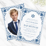 Bar Mitzvah Foto Blå Vit Vintage Davidsstjärna Inbjudningar<br><div class="desc">Denna eleganta bar mitzvah-inbjudan med vintagekaraktär har en utsmyckad ram med eleganta barockdekorationer. Ovanför texten finns en davidstjärna. Stjärnan,  ramen och texten är klassiskt blå,  bakgrunden är vit. På baksidan finns ett ovalt platshållarfoto inuti samma vintage-ram.</div>