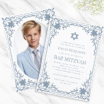 Bar Mitzvah Foto Dammig Blå Vintage Davidsstjärna Inbjudningar<br><div class="desc">Denna eleganta bar mitzvah-inbjudan med vintage-känsla har en utsmyckad ram med eleganta barockdekorationer. Ovanför texten finns en davidstjärna. Stjärnan,  ramen och texten är dammig blå,  bakgrunden är vit. På baksidan finns ett ovalt platshållarfoto inuti samma vintage-ram.</div>