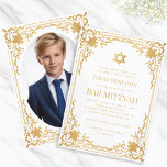 Bar Mitzvah Foto Falsk Guldstjärna Vintage Elegant Inbjudningar<br><div class="desc">Denna eleganta bar mitzvah-inbjudan med vintagekaraktär har en utsmyckad falsk guldbladsram med eleganta barockdekorationer. Ovanför texten finns en davidstjärna,  också i falskt guld. All text kan anpassas och har en gyllene färg som liknar guldramen. Bakgrunden är vit. På baksidan finns ett ovalt platshållarfoto inuti samma vintage-ram.</div>
