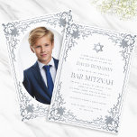 Bar Mitzvah Foto Falskt Silver Stjärna Elegant Uts Inbjudningar<br><div class="desc">Denna eleganta bar mitzvah-inbjudan med vintagekaraktär har en utsmyckad falsk silverfolierad ram med eleganta barockdekorationer. Ovanför texten finns en davidstjärna,  också i falskt silver. All text kan anpassas och har en grå färg som liknar silverramen. Bakgrunden är vit. På baksidan finns ett ovalt platshållarfoto inuti samma vintage-ram.</div>