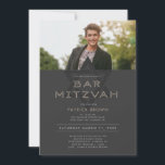 Bar Mitzvah-inbjudan Inbjudningar<br><div class="desc">Modern bar mitzvah-inbjudan perfekt för tonåringar. Den har en Davidstjärna och du kan anpassa den med ditt eget foto

Vänligen kontakta mig på claudia@claudiaowen.com om du vill anpassa denna inbjudan. Besök min Zazzle-butik http://www.zazzle.com/claudiaowenshop 

Design av claudiaowen.com</div>