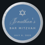 Bar Mitzvah Klassisk Blå Falskt Silver Grå Skrift Runt Klistermärke<br><div class="desc">Det finns en rund ram av falskt silverfolie,  med silvergrå text på klassisk blå inuti. Namnet är skrivet med en kalligrafisk skrift. Ovanför namnet finns en davidstjärna av falskt silverfolie.</div>