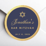 Bar Mitzvah Marinblå Falskt Guld Elegant Skrift Runt Klistermärke<br><div class="desc">Det finns en rund ram av falskt guld folie,  med gul-gul text på marinblå insida. Namnet är skrivet i en kalligrafisk skrift. Ovanför namnet finns en davidstjärna av falskt guld folie.</div>
