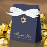 Bar Mitzvah Marinblå Falskt Guldstjärna Tack Presentaskar<br><div class="desc">En marinblå och guld färgad presentlåda för en pojkes bar mitzvah. På klaffen har den en falsk guld folie davidstjärna. 

Meddelandet Tack är skrivet i den nedre delen,  i ett elegant falskt guldskript,  tillfället och datum skrivs i guld versaler under. Bakgrunden är marinblå.</div>