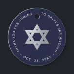 Bar Mitzvah Marinblå Falskt Silver Stjärna av Davi Gåvor Etiketter<br><div class="desc">En marinblå och silver design för en judisk pojkes bar mitzvah. Designen har i mitten en falsk guld folie stjärna av David. Runt det finns välvd text i silvergrå versaler: ovanför en tacksamhetsmeddelande med namnet och tillfället: "Tack för att du kom till [Namn]s Bar Mitzvah", under datumet. Bakgrunden är marinblå....</div>