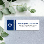 Bar Mitzvah Marinblå Silver Tallit Returadress Etikett<br><div class="desc">Var stolt, jubla och fira denna milstolpe för din favorit Bar Mitzvah när du använder denna coola, unika, moderna, personliga returadressetikett! Fet, marinblå och grå typografi, en vit Davidstjärna och ett marinblått och silverglittrande randigt tallit-inspirerat grafiskt överlägg på en enkel, vit bakgrund. Anpassa den anpassade texten med ditt namn och...</div>