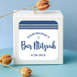 Bar Mitzvah Modern Marinblå Silver Tallit Script Fyrkantigt Klistermärke<br><div class="desc">Var stolt, gläd dig och visa upp denna milstolpe för din favorit Bar Mitzvah! Använd denna coola, unika, moderna, personliga dekal för att lägga till på hans speciella dag. Fet, marinblå script typografi, en silverfärgad Davidsstjärna och en marinblå och silver glitterrandig tallit inspirerad grafik överlagrar en enkel, vit bakgrund. Personalisera...</div>